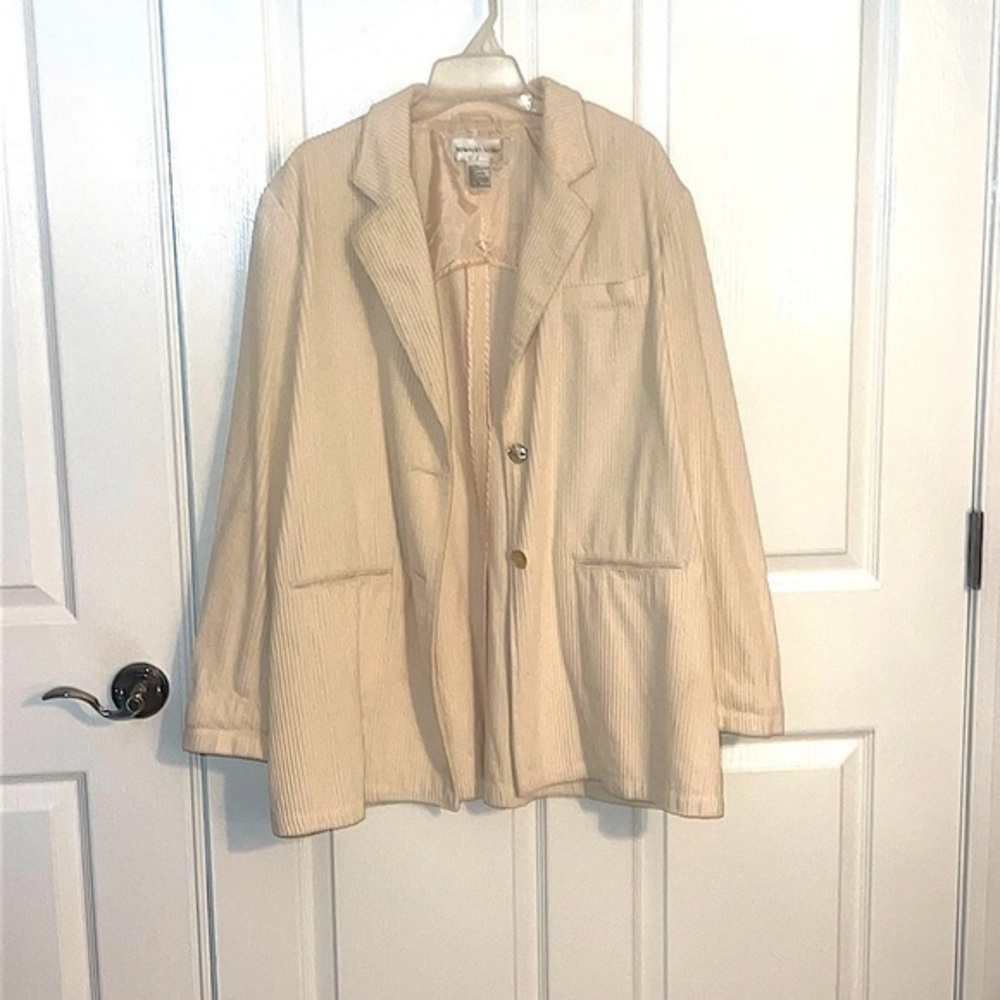 Corduroy NEWPORT NEWS coat. Cream color size 18.